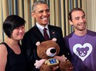 V rukou prezidenta Baracka Obamy je Jerry, chytrý medvídek, který uí dti...