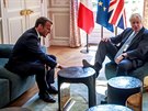 Emmanuel Macron a premiér Johnsonn na schzce v Elysee Palace v Paíi (22....