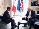 Macron a Johnson mluví bhem schzky v Paíi. (22. srpna 2019)