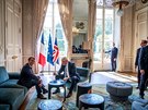 Johnson a Macron bhem schzky v Paíi. (22. srpna 2019)