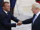 Johnson a Macron si podávají po schzce ruku. (22. srpna 2019)