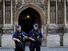 Ozbrojené policejní hlídky steí vchod do budovy parlamentu v Londýn. (29....