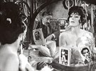Barová kráska Tornádo Lou v parodii Limonádový Joe aneb Koská opera (1964).