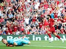 Liverpoolský Muhammad Salah pekonává brankáe Bernda Lena z Arsenalu.