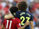 Liverpoolský Muhammad Salah a David Luiz z Arsenalu po vzájemném zápase, v nm...