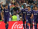 Sergio Guardiola z Valladolidu se spoluhrái slaví gól do sít Realu Madrid.