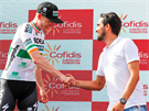 Sam Bennett pijímá gratulaci od Alberta Contadora za vítzství ve tetí etap...