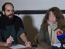 Jakub Ort a mlad� aktivistka obvin�n� kv�li transparentu, kter� vyz�val k...