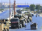 Turecký vojenský konvoj na dálnici k syrskému mstu Chán ajchún v provincii...