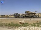Turecký vojenský konvoj na silnici k syrskému mstu Chán ajchún v provincii...