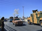 Turecký vojenský konvoj (vpravo) a vozy syrské armády na silnici k syrskému...