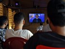 Obyvatelé Bejrútu v televizi sledují projev éfa Hizballáhu Hasana Nasralláha...