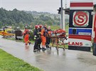 Poltí záchranái peváejí zranného po zásahu blesku v Tatrách. (22.08.2019)