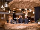 Bar je vyfrézovaný z 16 000 dubových kostek.