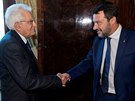 Matteo Salvini (vpravo) na schzce s prezidentem Sergiem Mattarellou v ím...