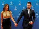 Barcelonská hvzda Lionel Messi pichází na losování Ligy mistr s manelkou...