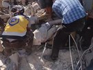 Záchranái vytahovali lidi ze sutin po náletech v provincii Idlib