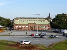 Pohled na chtrajc historickou budovu trnice v centru Olomouce a pilehl...