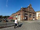 Pohled na chtrajc historickou budovu trnice v centru Olomouce a pilehl...