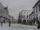 Historick� fotografie z roku 1907 zachycuj�c� ��st bloku historick�ch dom�...