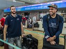 �e�tí basketbalisté Martin K�í� (vlevo) a Blake Schilb na leti�ti v Soulu