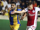 Razvan Marin (vpravo) z Ajaxu a Musa Suleiman z APOEL Nikósie bojují o mí.