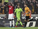 Paul Pogba z Manchesteru United (v erveném) lituje nepromnné penalty proti...