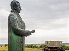 Socha Klementa Gottwalda stojí ve vojenském prostoru u Skaliky v Hradci...