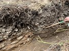 Archeolog Filip Laval ukazuje nepatrnou linii mezi nadzemní a podzemní ástí...
