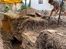 Archeolog Filip Laval odkrývá ásti nalezeného zdiva, o kterých se odborníci...
