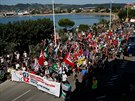 Tisíce lidí se v sobotu sely na protestu proti summitu skupiny vysplých...