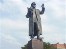 Několik lidí částečně očistili sochu maršála Ivana Koněva v Praze 6, kterou...