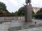 Nkolik lid sten oistili sochu marla Ivana Konva v Praze 6, kterou...
