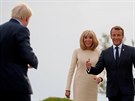 Francouzský prezident Emmanuel Macron s manelkou Brigitte a Britský premiér...