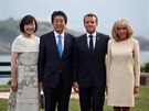 Francouzský prezident Emmanuel Macron s manelkou Brigitte a japonský premiér...