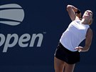 Podání Karolíny Muchové v utkání druhého kola US Open.