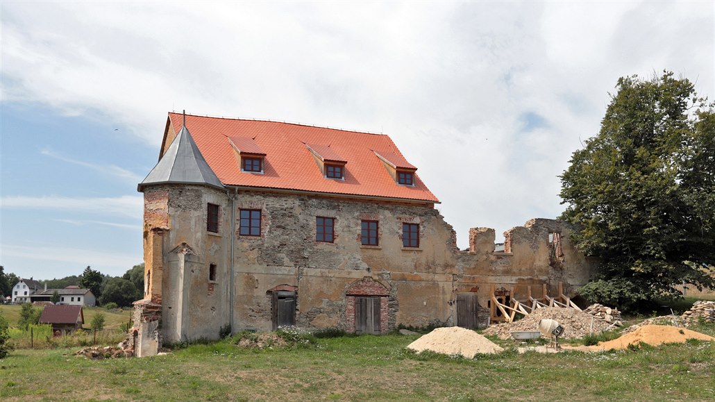 Polovina kopaninského zámečku už je pod střechou, druhá na záchranu čeká