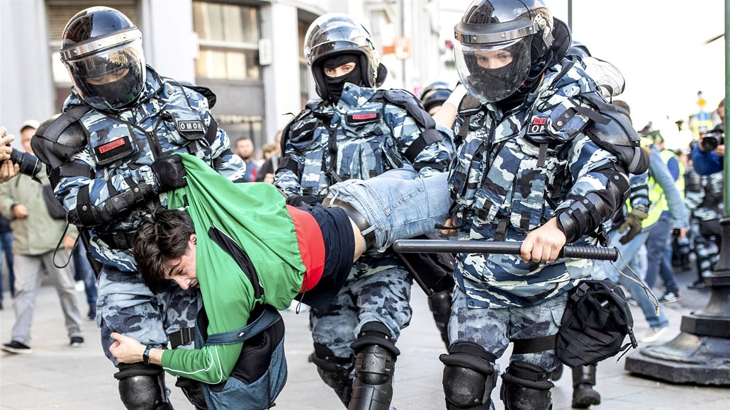 Policie zatkla stovky lidí na sobotní demonstraci za povolení účasti opozice ve...