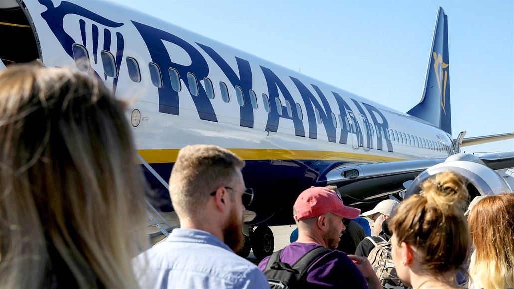 Příplatek za příruční zavazadlo v Ryanairu je přehnaný, rozhodl soud -  iDNES.cz