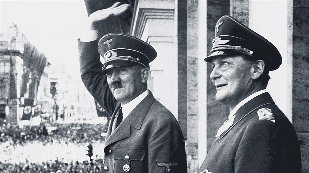 Adolf Hitler a Hermann Göring bhem vojenské pehlídky v Berlín