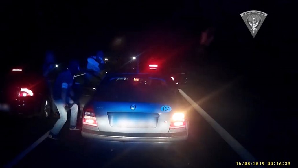 Zásahovka vytáhla z auta dealera heroinu, záhy zatkli i jeho bratra