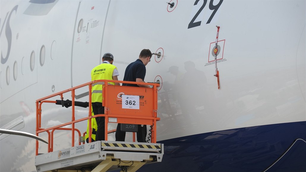 Technici při prohlídce letadla Airbus A380.