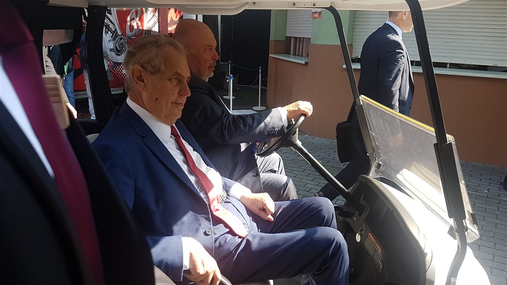 Zemana přivezl na Živitelku v golfovém vozíku ministr zemědělství