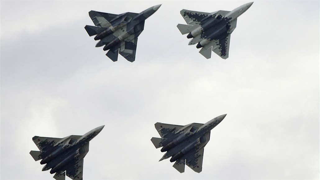 Ruské bojové letouny Suchoj Su-57 páté generace na letecké show na leti�ti...