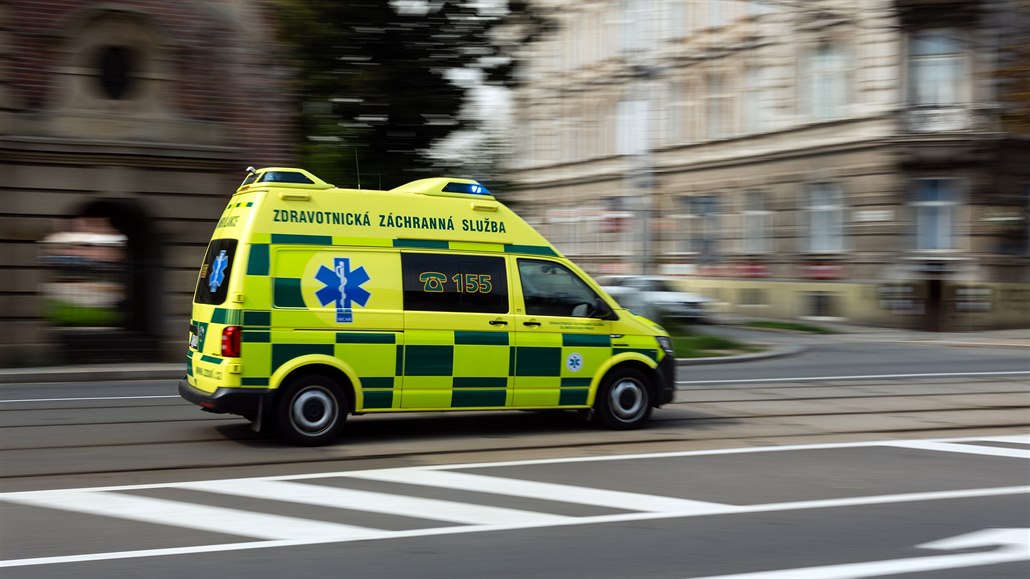 Záchranáři natočili auto, které se pověsilo za sanitku jedoucí pod majáky
