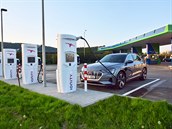 Nabíjecí stanice Ionity u erpací stanice OMV na dálnici D5 u Berouna