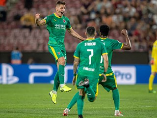 Lukáš Masopust (vlevo) ze Slavie se raduje se spoluhráči z gólu na hřišti Kluže.