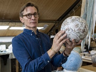 Peter Bellerby ve svém studiu vyrábějícím glóby