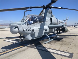 AH-1Z je čistě bojovým vrtulníkem. Pomocné křídlo nese raketovou výzbroj, na...
