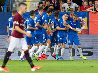 Liberečtí fotbalisté se radují ze vstřeleného gólu v utkání proti Spartě.